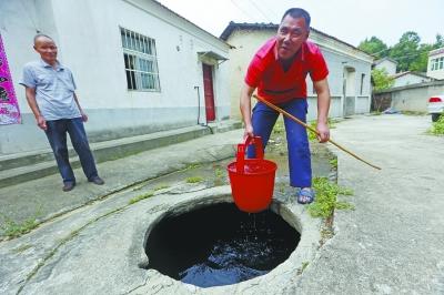 慢慢跟着70多位村民一起到村中一口与其同龄的水井旁挑水