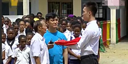 2015年春节,国侨办“四海同春”节目组千里迢迢,由一位原天安门国旗班战士,亲自将一面五星红旗送到中山学校,为这所走过近八十年风雨的华校举行了一场特别的升旗仪式。 2015年春节,国侨办“四海同春”节目组千里迢迢,由一位原天安门国旗班战士,亲自将一面五星红旗送到中山学校,为这所走过近八十年风雨的华校举行了一场特别的升旗仪式。