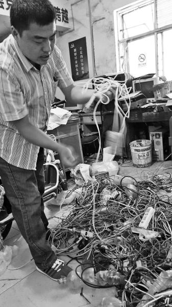 �߷ý��е綯��������С�� Ϊ�γ�绹���ߣ�