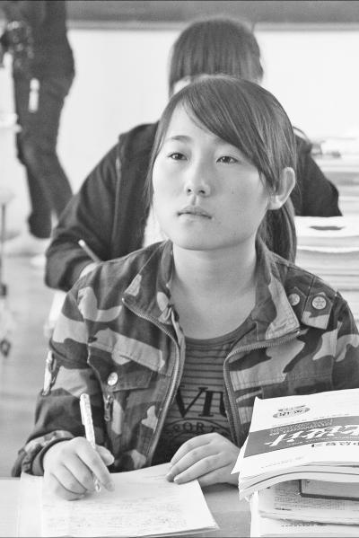 �������18��Ůѧ��ÿ�ο���һ ���Ǻڻ��޷��μӸ߿�