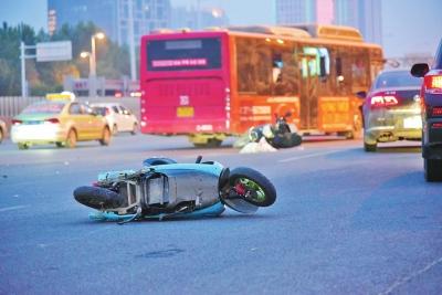 郑州中州大道两辆电动车与轿车相撞 致一死一伤