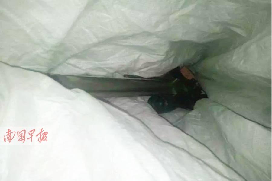 遇见交警司机下车就跑 民警从车内搜出一把长枪