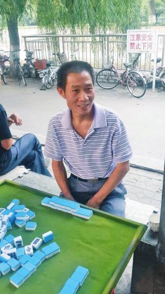 郑州男孩误把酒瓶底当乌龟捕捉溺水 老人纵身相救