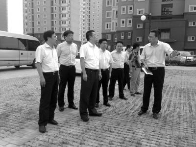 国家信访局天津第二督查组,在与信访人面谈后,去原拆迁地现场进行实地考察。 京华时报记者刘雪玉摄