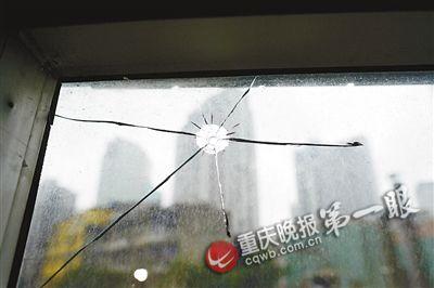 上清寺一家公司窗玻璃击穿4个弹孔