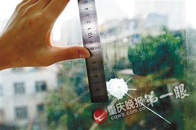 上清寺一家公司窗玻璃击穿4个弹孔