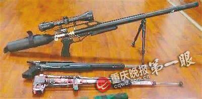 上清寺一家公司窗玻璃击穿4个弹孔