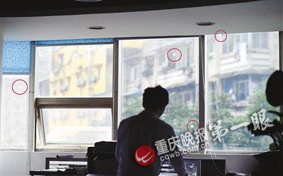 坐在办公室,窗户玻璃突然被击穿。近来,渝中区上清寺环球广场9楼A座重庆社区网站办公室就遇到这种电影中才有的场景,办公室窗玻璃几天内被打出4个圆形孔洞,甚至连布窗帘也一同被击穿。办公室白领很担心,怀疑是有人用气枪所为,已向警方报案。