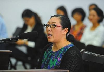 李征琴出庭受审。