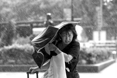 9月28日,台北市民冒着风雨外出。新华社发