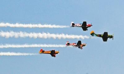 2015郑州航展3天签单260多亿 顶级飞行表演队参展