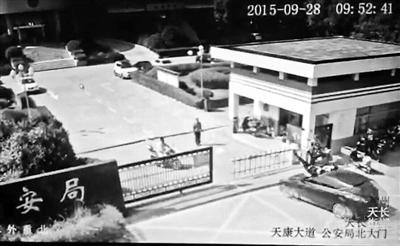 视频显示,当受害人秦某某和闵某某正准备进入天长市公安局时,被身后一辆高速驶来的黑色轿车撞飞
