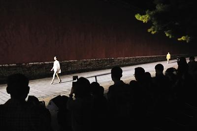 昨日,故宫,身穿宫廷元素时装的模特在走秀。 新京报记者 浦峰 摄