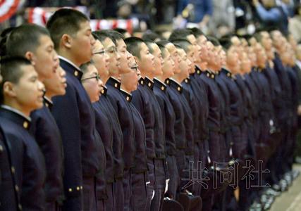 图为今年3月参加防卫大学毕业典礼的学生。(共同社)