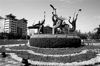 本报讯(记者 王斌)新中国66华诞到来之际,全市200多处立体花坛布置工作全面竣工,1500余万株(盆)花卉已进入盛花期。此次花卉景观布置将延续到10月中下旬结束。