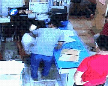 周口医生护士被逼抱尸示众 遭辱骂殴打扇耳光