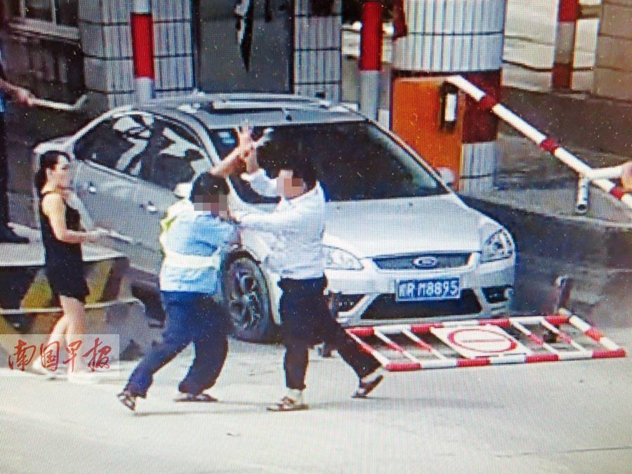 网传广西贵港收费站人员打人 系车主冲卡引起