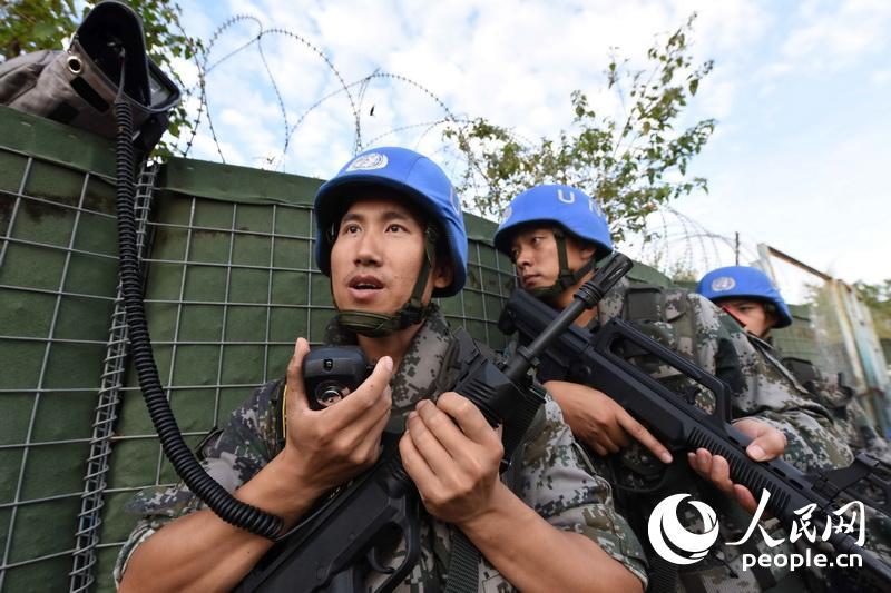 对接近营地的武装分子进行喊话