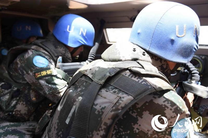 在装甲车内警戒