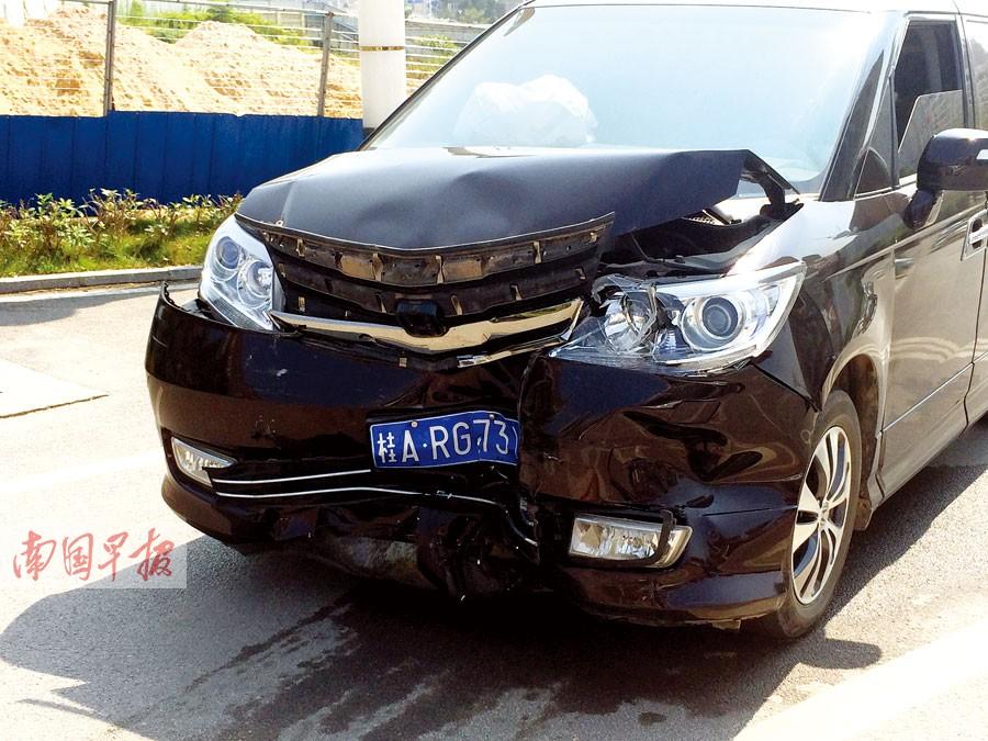 停车场负责人介绍说,奥德赛司机正在岗亭交费,皇冠车从凤凰岭路快速拐