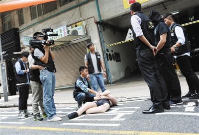 10月21日,香港警方在现场放置假人模型,让疑犯模拟案发经过。新华社发
