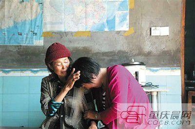 团聚 见到阔别18年的母亲,郑发燕喜极而泣。