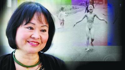 越南女孩潘氏金福遭遇凝固汽油弹袭击后背部被烧,赤身裸体奔逃的情景