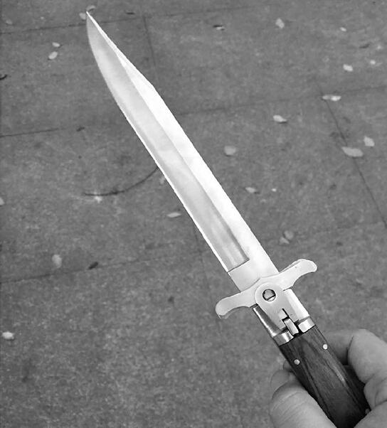 火灾现场冲出男人持刀砍人维持秩序民警徒手夺刀