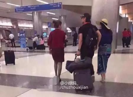 网友照片:话题多多的汪峰与章子怡在洛杉矶机场 网友照片:话题多多的汪峰与章子怡在洛杉矶机场