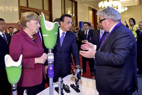 国内新闻  中国残疾人联合会主席张海迪向两国总理赠送了自己亲手设计