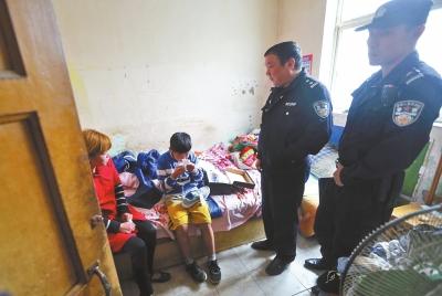 洛阳10岁娃父母离异流浪数年 吸烟、玩游戏无一不沾