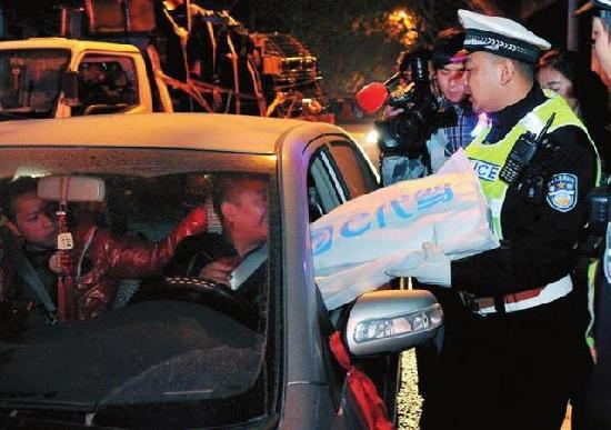 为杜绝酒驾交警给司机送礼物 司机惊喜称连赞