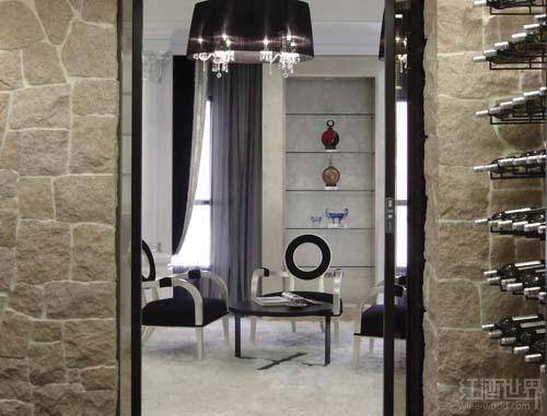 专业又不失温馨的家庭品酒室