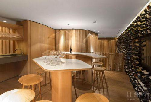 专业又不失温馨的家庭品酒室