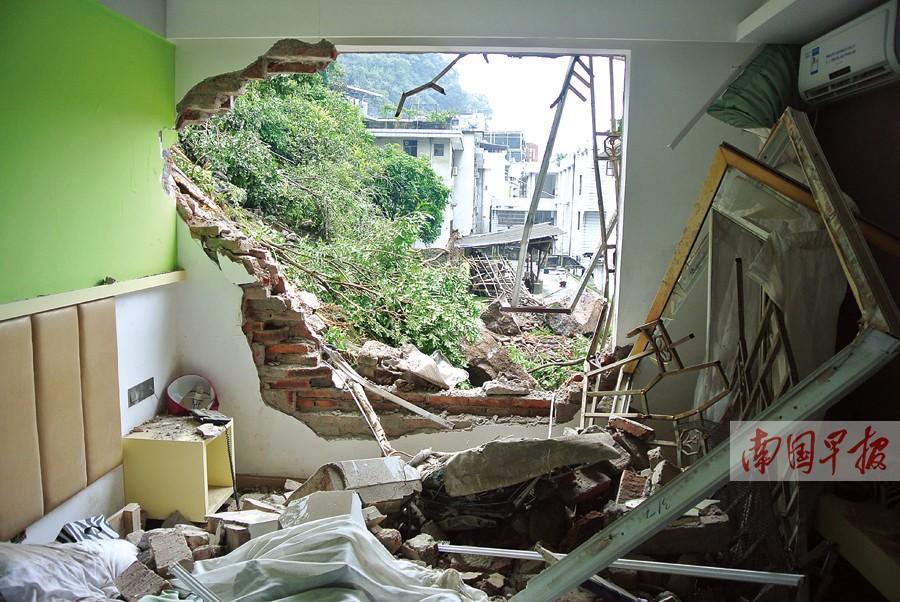 广西阳朔西街附近山体塌方 巨石砸塌民房致1人擦伤