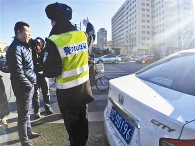 ���²����λ�����������ӳ����ϣ����׶����������ξ��㣬�������ο����ﲻ����Ȼ������ȥ�����ܱߵ�ӵ����Ⱥ��Թ����ֹ�����ҵĽ�ͨ������׶��ĵ�·�͡����󡱶����˶¡��Դˣ������ش��һ�������������˸��߼��ߣ��Ա���������չ��������ҡ�ר���ж������������ش�Ӳ�ȡ��һϵ���ǻ���·�������Ч�����˾��������Ľ�ͨ����