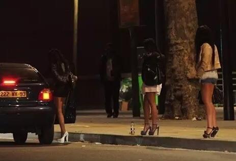 16��վ��Ů����2�챻ץ ��׬��Ǯ�޹���Ա