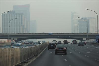 昨日,国贸,路面畅通,当天是北京第二次启动红色预警首日。新京报记者 薛珺 摄