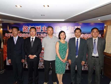 ▲(前排)匈牙利中国和统会名誉会长刘文建(右3)、会长张国治(左3)、执行会长曾玉根(左1)、匈华总会名誉主席季建忠(左2)、匈牙利中欧可持续发展协会会长瞿磊(右2)、匈牙利兰卡斯特公司董事长沈谷良(右1、台商)与出席座谈会匈华侨领合影。 ▲(前排)匈牙利中国和统会名誉会长刘文建(右3)、会长张国治(左3)、执行会长曾玉根(左1)、匈华总会名誉主席季建忠(左2)、匈牙利中欧可持续发展协会会长瞿磊(右2)、匈牙利兰卡斯特公司董事长沈谷良(右1、台商)与出席座谈会匈华侨领合影。