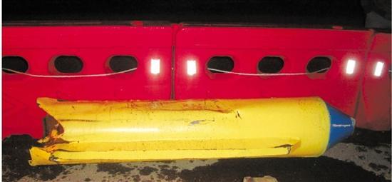 游船装饰柱飞入车底 司机报警称遇上导弹头(图)