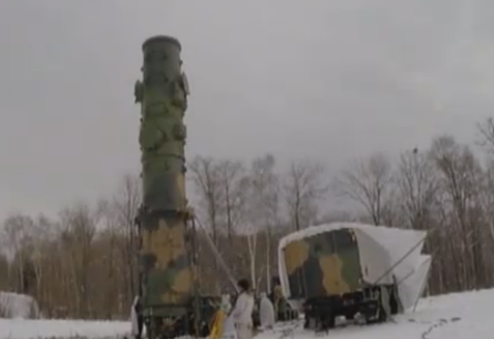 火箭军多支导弹旅展开实战训练 多箭齐射(图)