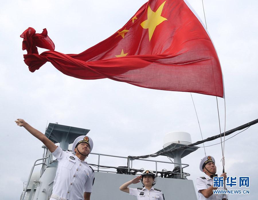 在主桅杆和舰艏舰尾,同时升起国旗,军旗和海军旗