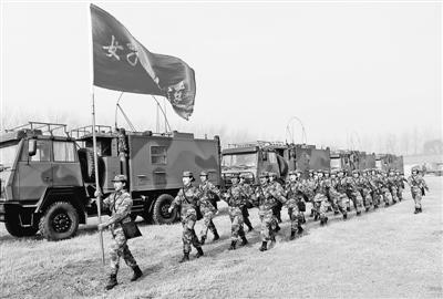 备上战场 　　——第54集团军某通信团女兵群体精武强能成长蜕变现象透视　　 步履铿锵。陈彦 摄　　“