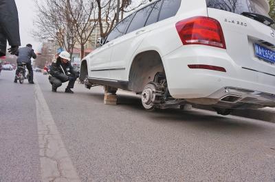 郑州一奔驰车4个轮子一夜被盗 垫三摞砖金鸡独立