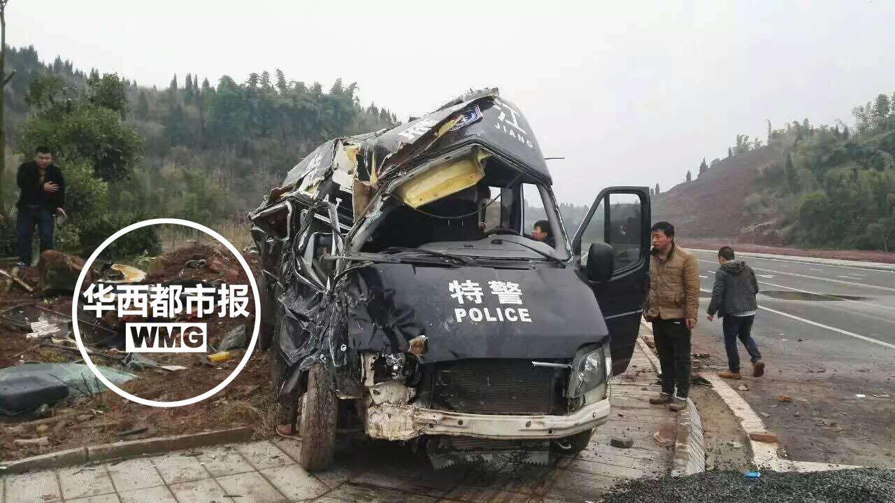 四川一特警巡逻车与轿车相撞特警2死7伤组图