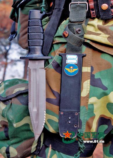 解放军伞兵刀荟萃十八般武器重装空降比肩外军