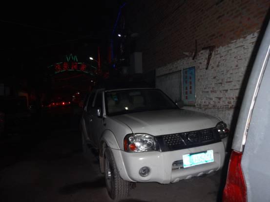 2016年元旦期间,市纪委组织人员在全市范围内对公车管理使用情况进行暗访抓拍。图片中反映的是暗访组拍摄的夜间停放在小区内以及宾馆、休闲娱乐场所附近的涉嫌公车私用的车辆照片(1)