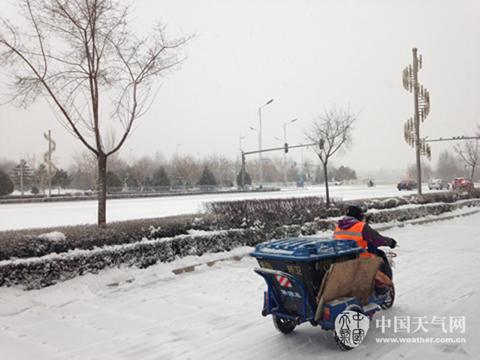 中东部雨雪降温齐至 春运返程高峰“添堵”