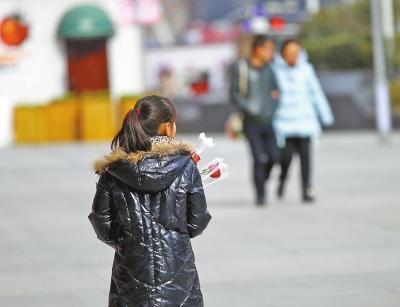 情人节凌晨4点排队领证 有人因一件衣服闹离婚