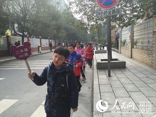 ��ͬ�ڶ�Сѧѧ�������߳�У�ſ�